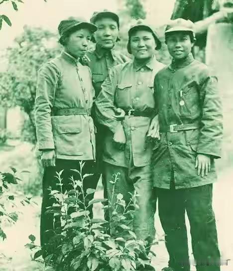 1936年10月，长征胜利后的四位女红军战士一起拍了这张珍贵的照片。你知道是哪四