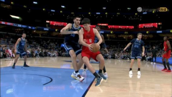 今天比赛里一个比较争议的点，是杨瀚森被扎克伊迪打到脸倒地，尽管伊迪举手示意自己犯