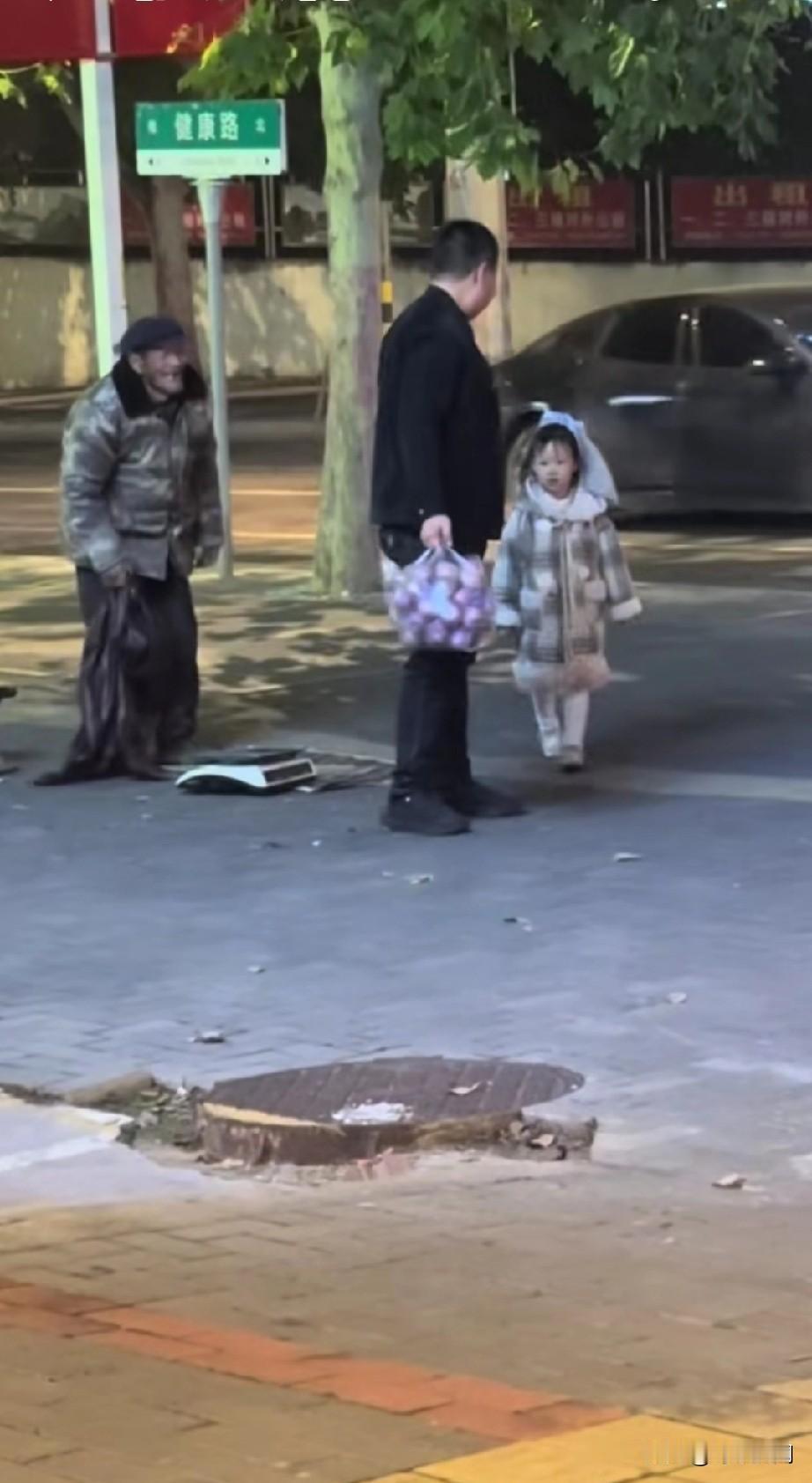 善良的人总好遇好运，遇见了买点吧，就一杯奶茶钱，但对孩子来说是最好的教育，对老人