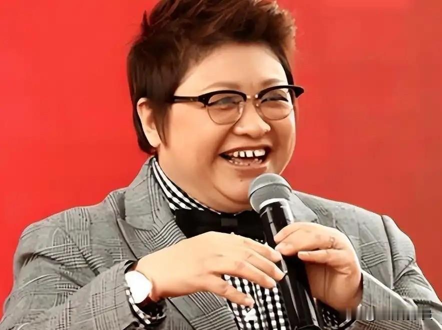 我一直觉得韩红应该把她的门牙修补一下，她又不是没这个钱。这一口丢三落四的门牙，很