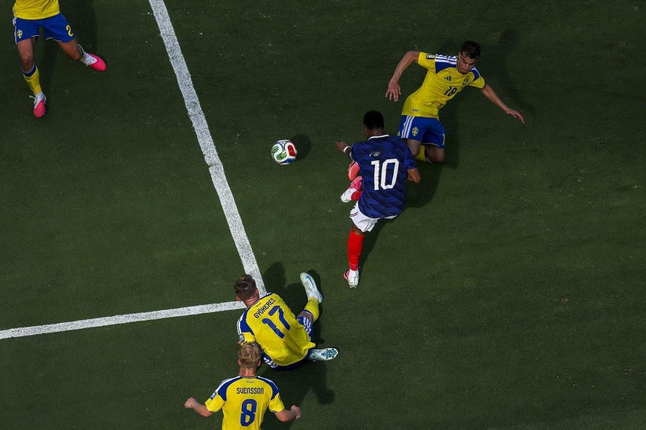 法国vs瑞典巴尔科拉破门，法国2-0领先瑞典！ 