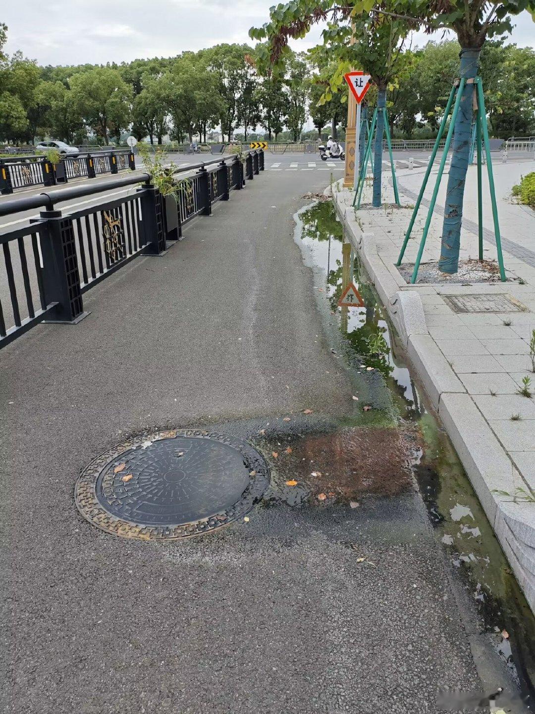 宁波一窨井污水外溢近一个月为何久拖不治 鄞州区姜山镇曙璟路非机动车道窨井持续外溢