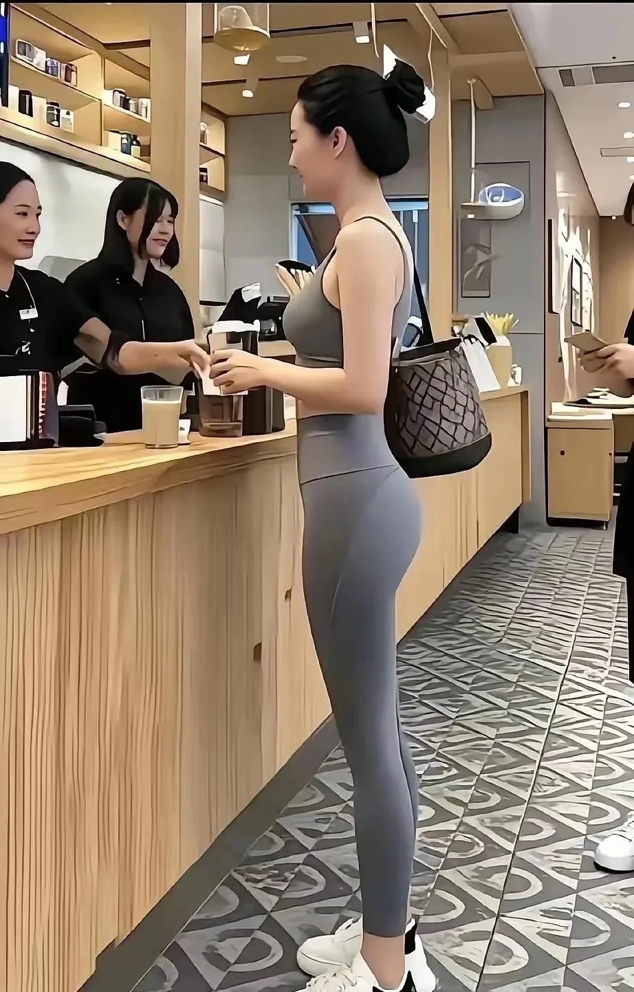 这样的裤子一般人不敢穿吧 