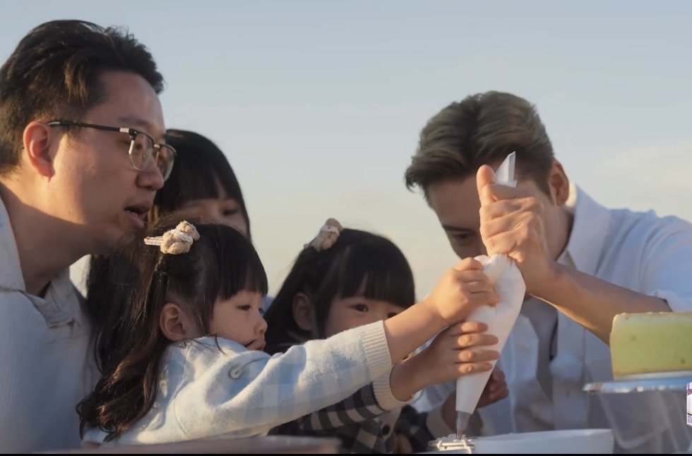 陈伟霆变身孩子王 高冷气场一键切换，陈伟霆和小朋友相处毫无距离感，轻松收获一群小