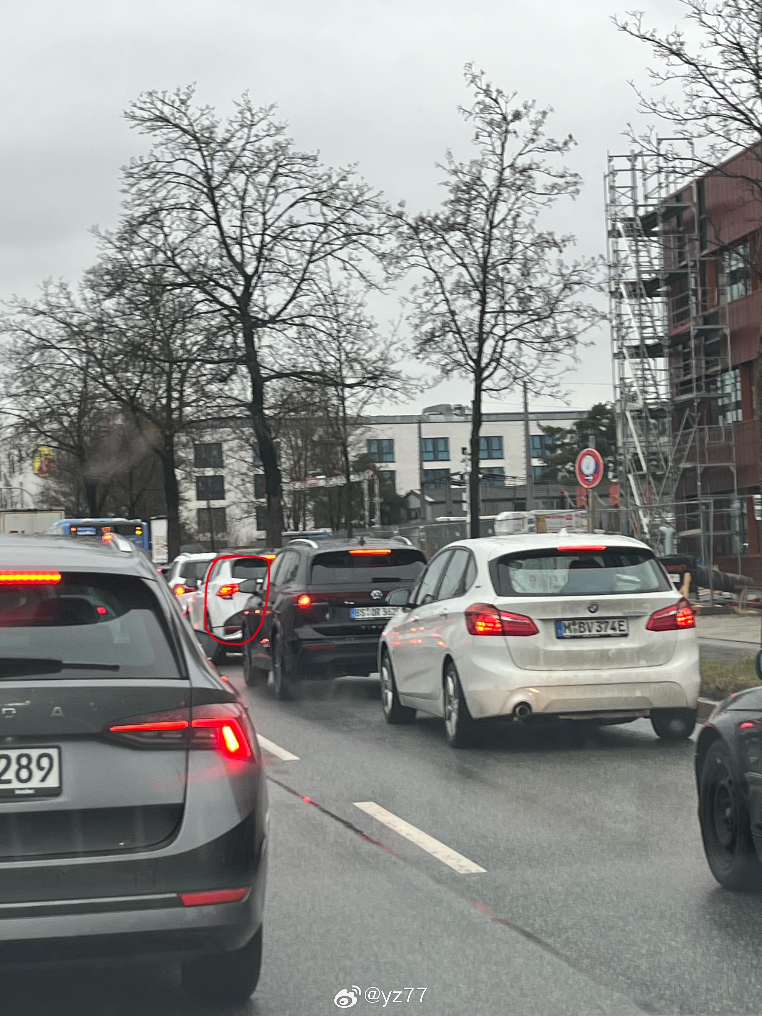 刹车灯在边缘并且在合适的高度还是很重要的，比如图1我就是透过前车玻璃看到前前车的