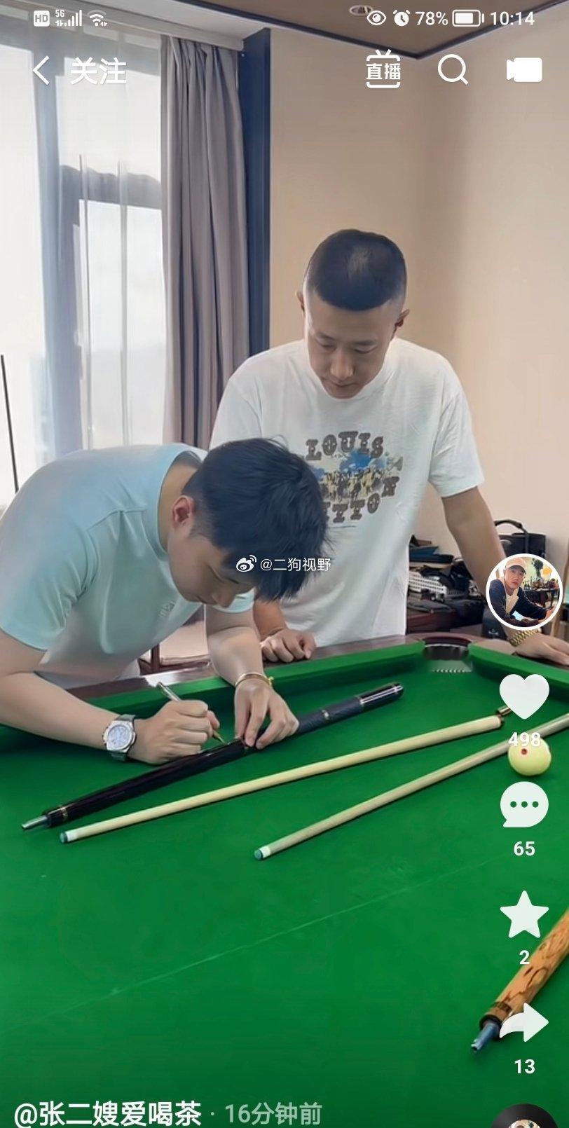 网红“张二嫂”也是好起来了，跟赵心童合影要上签名球杆了……