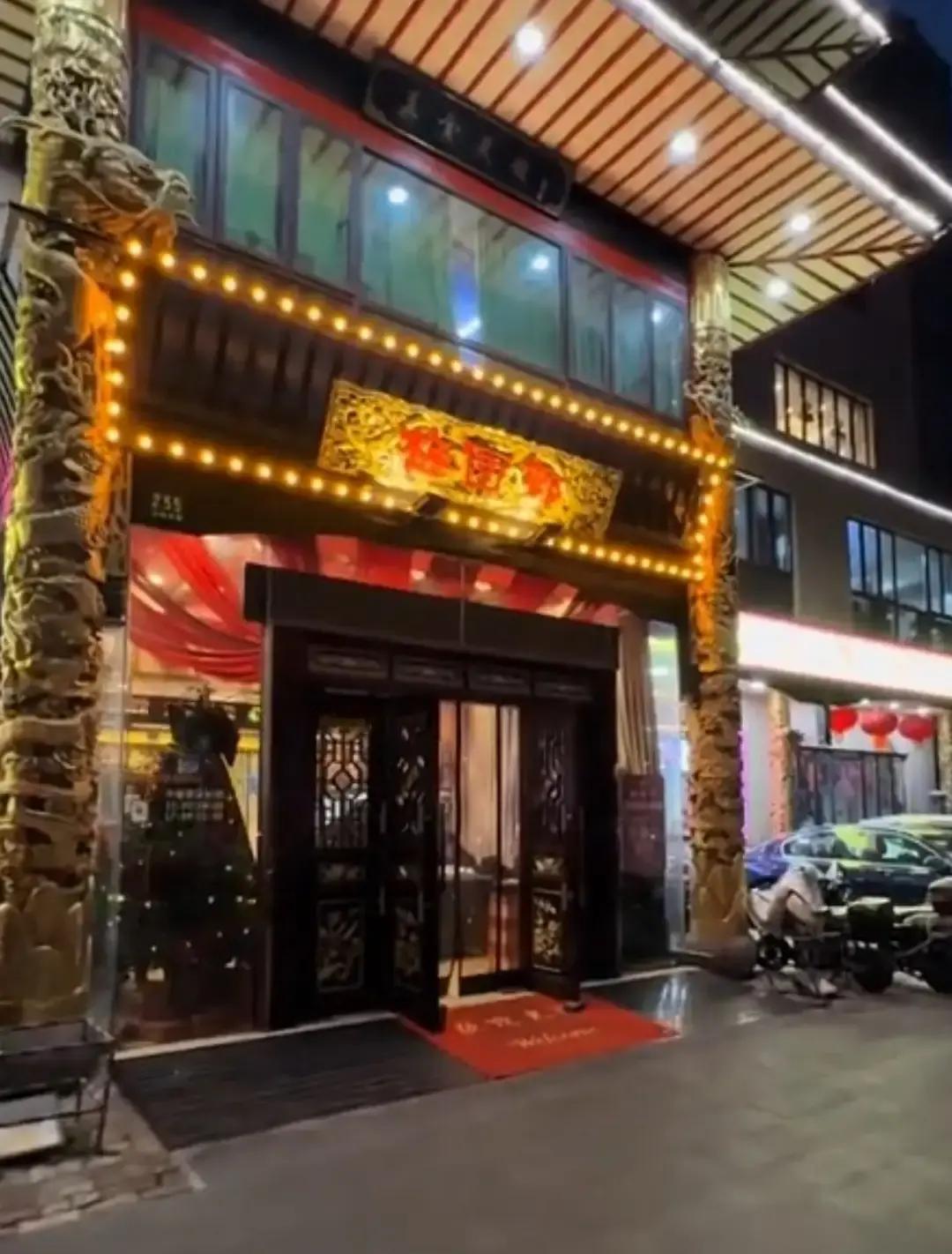 孙祥老婆带申花死敌唱歌
 
视频里，她穿红裙站梅园邨包间，和网红球迷一起喊口号，