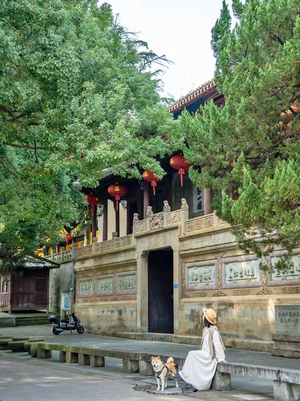 男人离不开女人，而女人却可以没有男人

男人们总以为自己是生活的中心，可事实上，