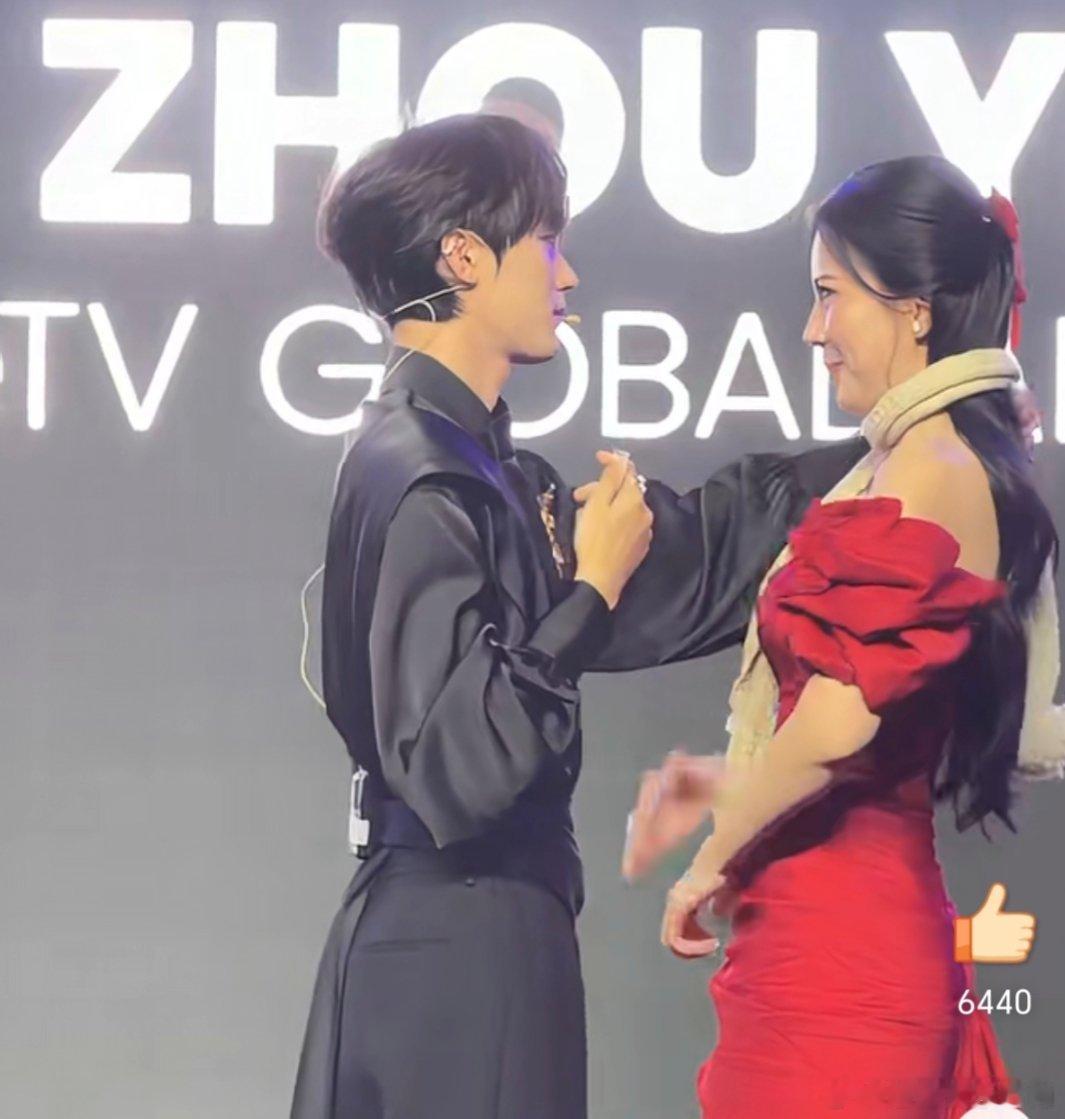 周翊然雅加达活动也太会了！直接还原《焕羽》里明盛送乔青羽围巾的名场面，把围巾亲手