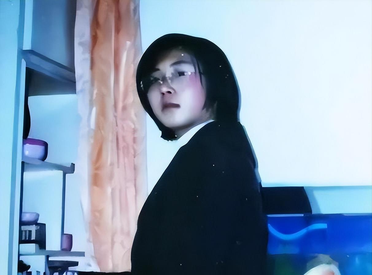 2000年，辽宁有对夫妇，为了送女儿出国留学，借了整整7万块钱。结果女儿出国没多