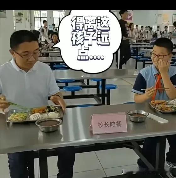 那个被学生“抢”走鸡排的校长，走了

看到热搜上“被学生抢鸡排的校长离世”这个话