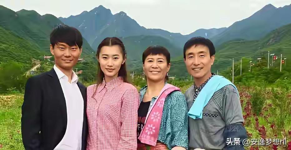 巩汉林、金珠夫妇与儿子、儿媳一家外出游玩时的留影