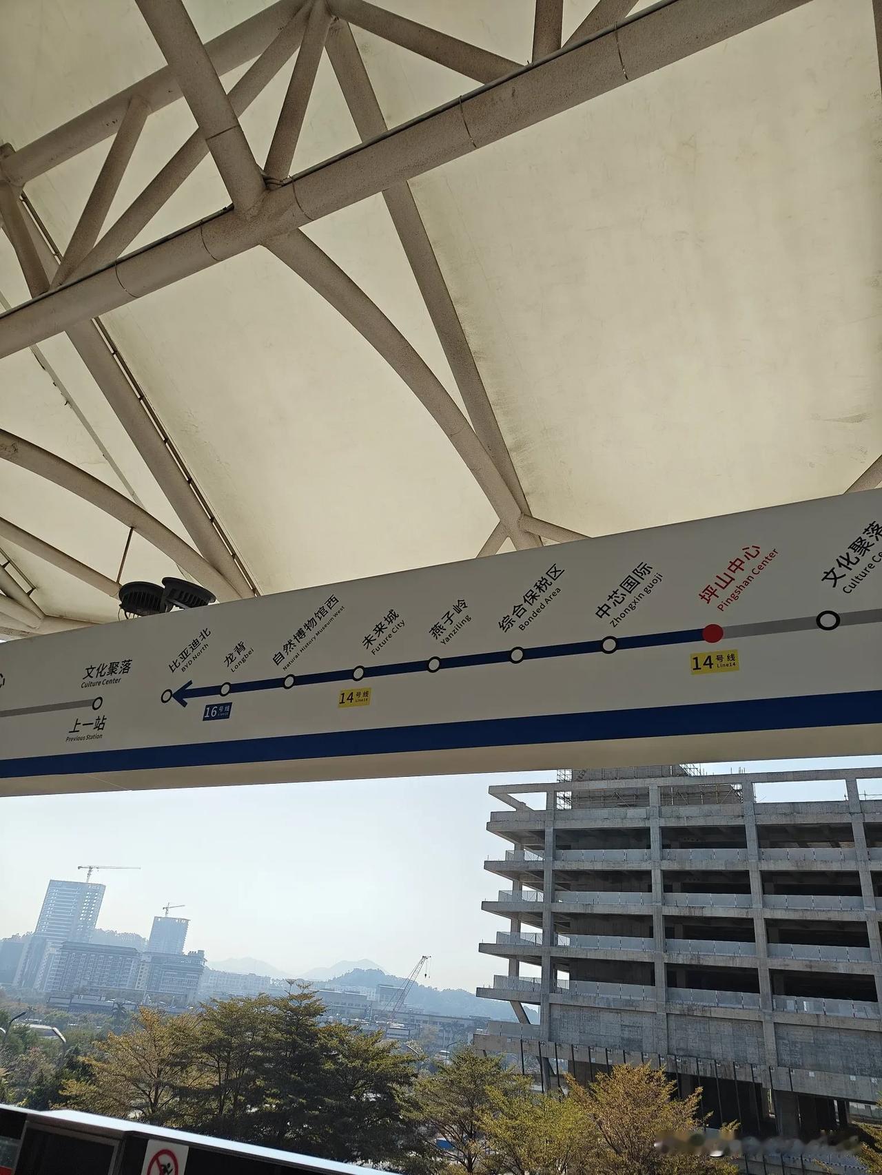 坪山多建些云巴就好了。
周一，一个人出门溜达，正好港澳通行证的签注到期了，要去弄