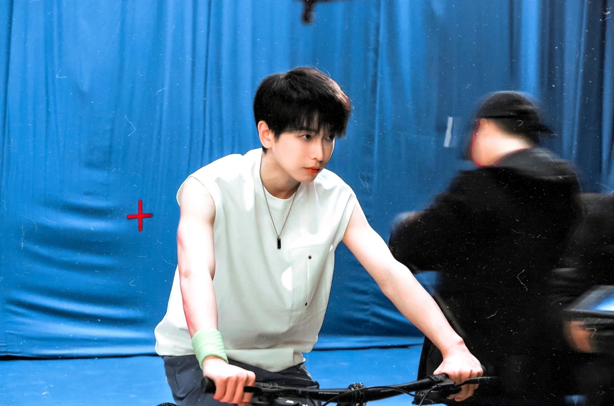 🚲🚲·彭昱畅