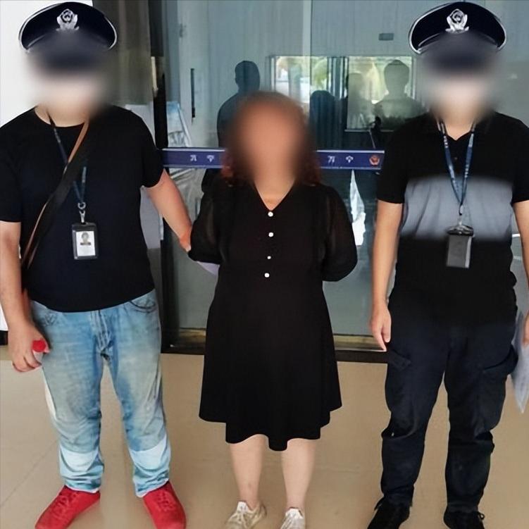 色字头上一把刀！海南，2个民警在水果摊前假扮顾客，趁老板娘不注意突然将其抓捕！事