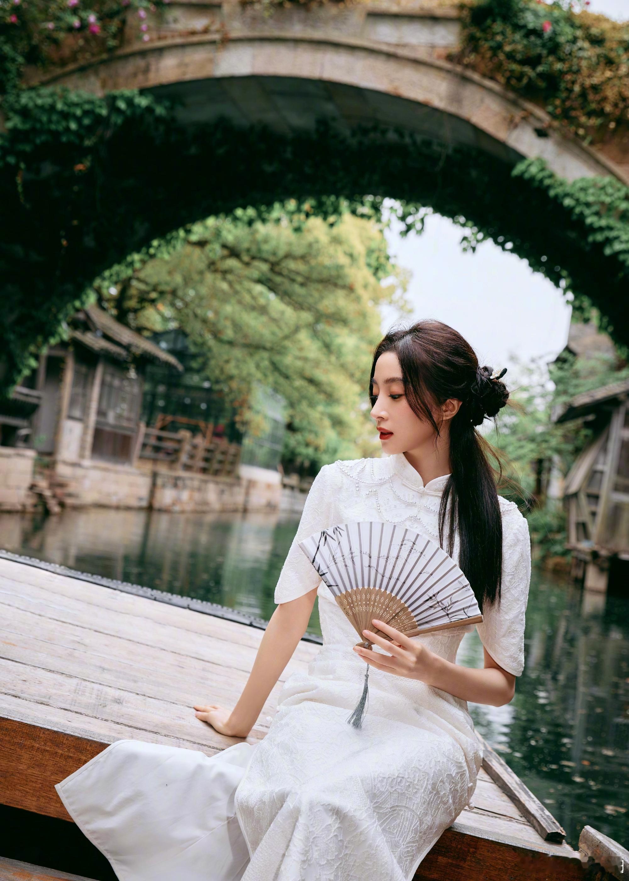 #胡冰卿旗袍身材曲线#胡冰卿身穿旗袍游江南，身材曲线太优美了，人美身材好，胡冰卿