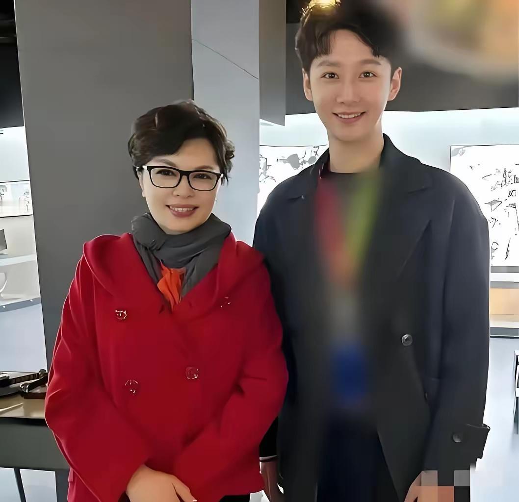 张瑞英与儿子同框照
她的儿子长的如此高大威猛，眼睛炯炯有神，像是妈妈
她们两个人