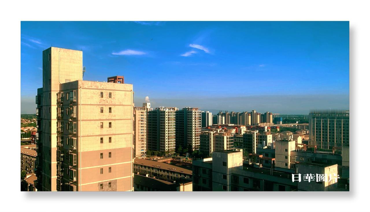 城市天际线，现代建筑与夕阳的完美融合。