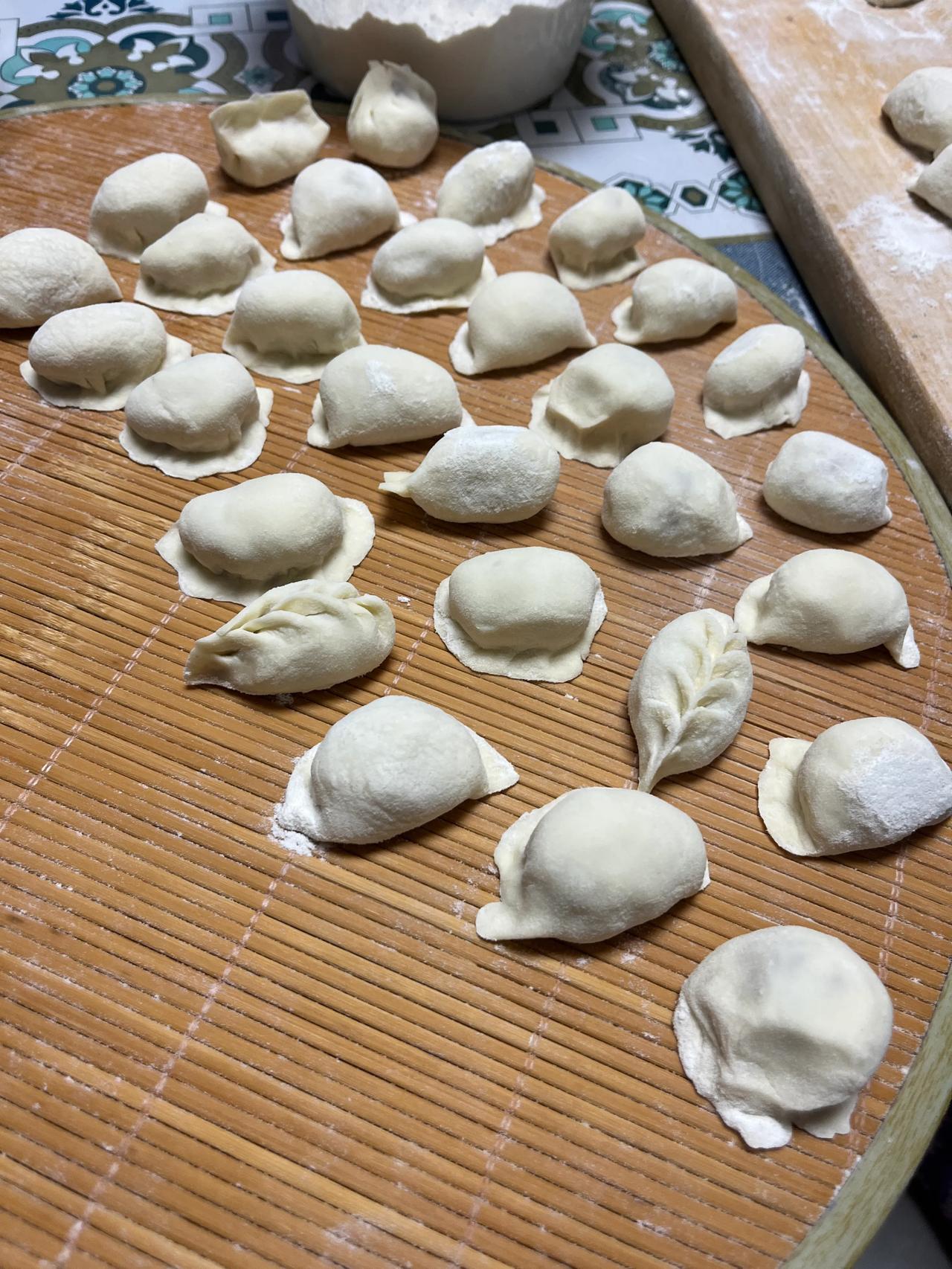 全家一起包饺子