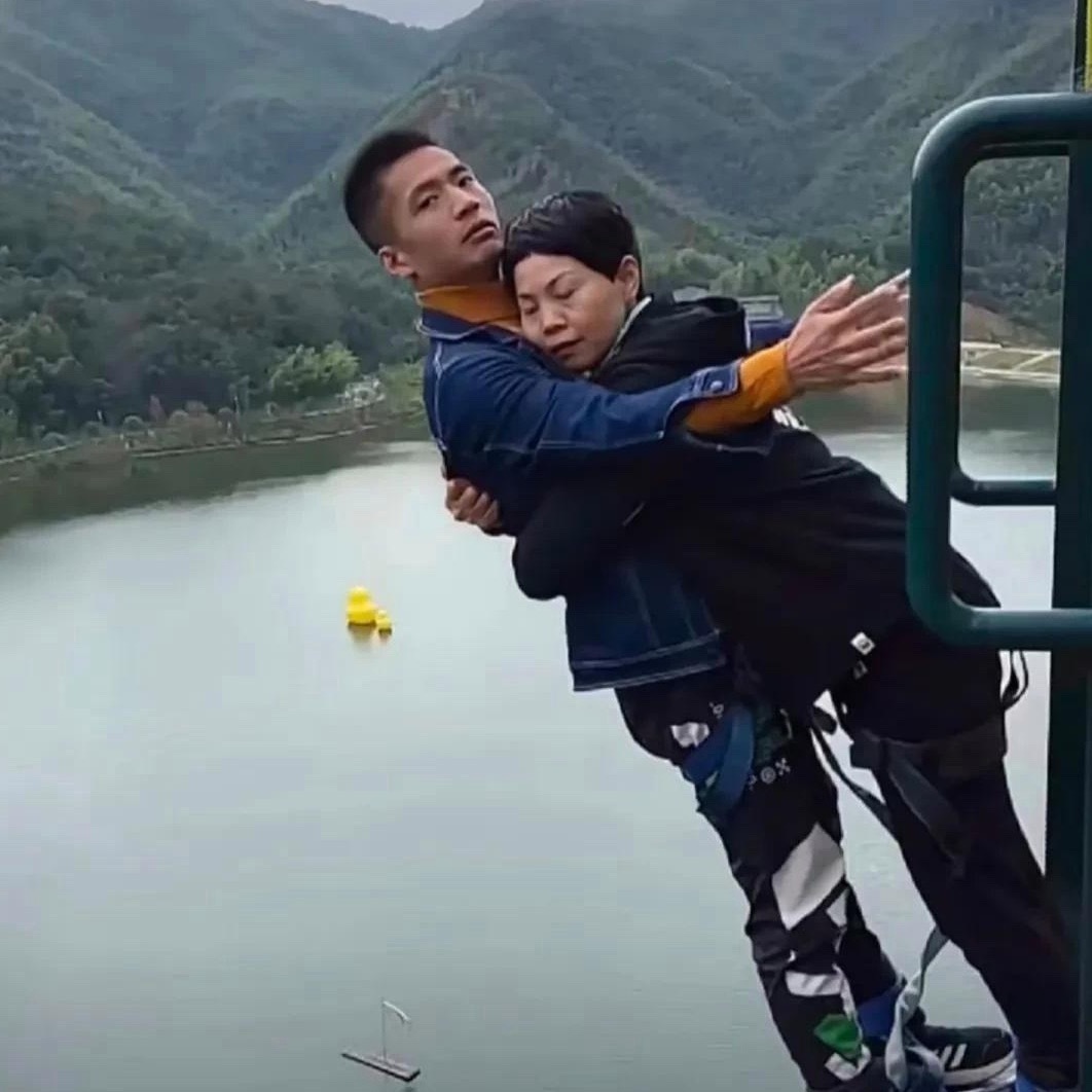 不怪小伙子一脸生无可恋，换谁谁不是？怎么感觉两个都有心事啊，笑死了 