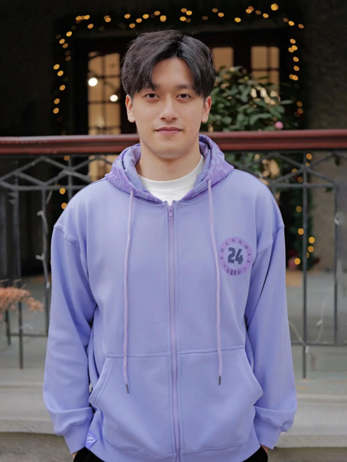 周冠宇紫薯精周冠宇亲口认证超爱紫色，从头盔到穿搭全是温柔又帅气的紫，被大家可爱称