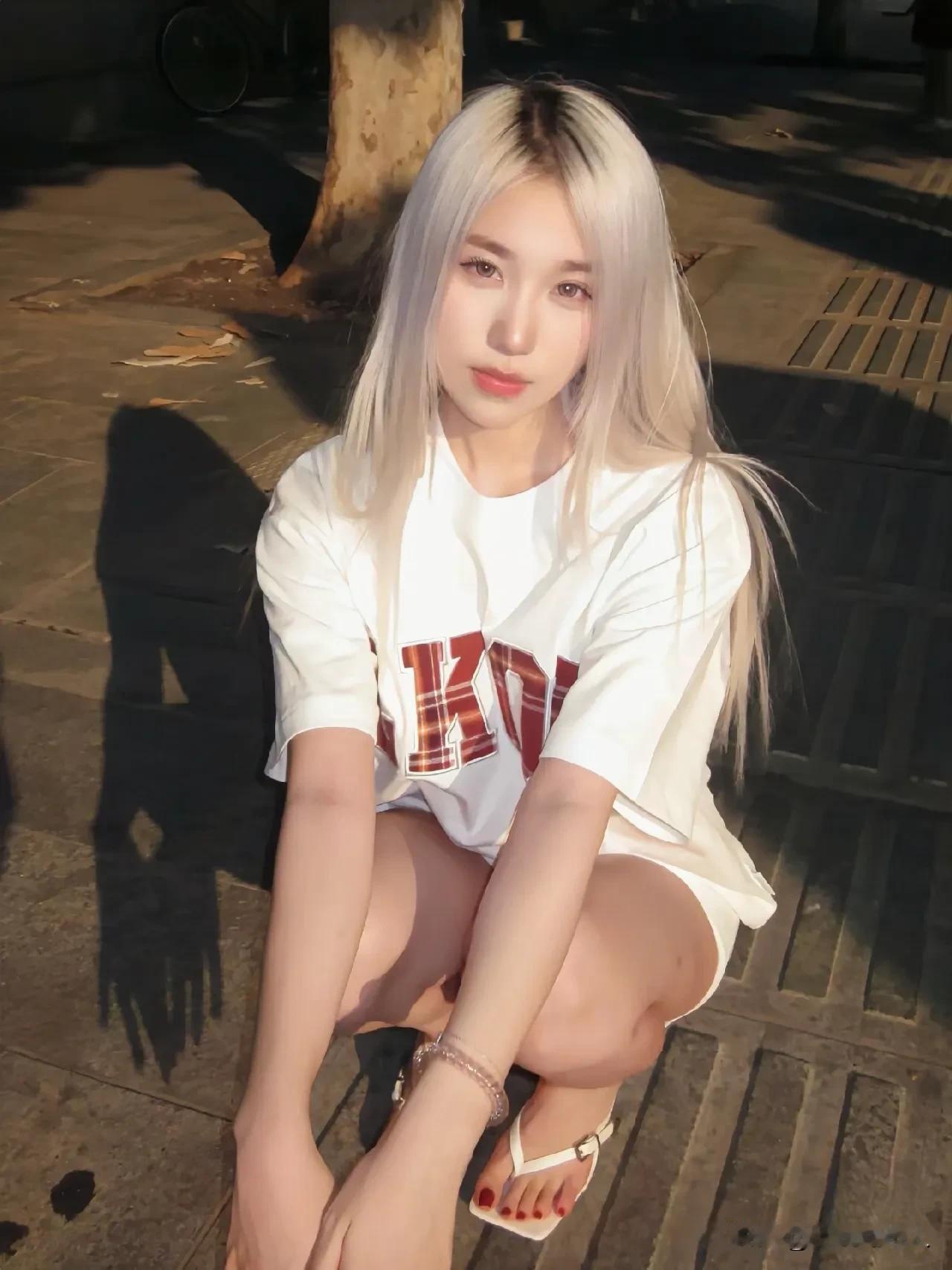 白衣飘飘，长发飘逸。#发丝笑颜美女#