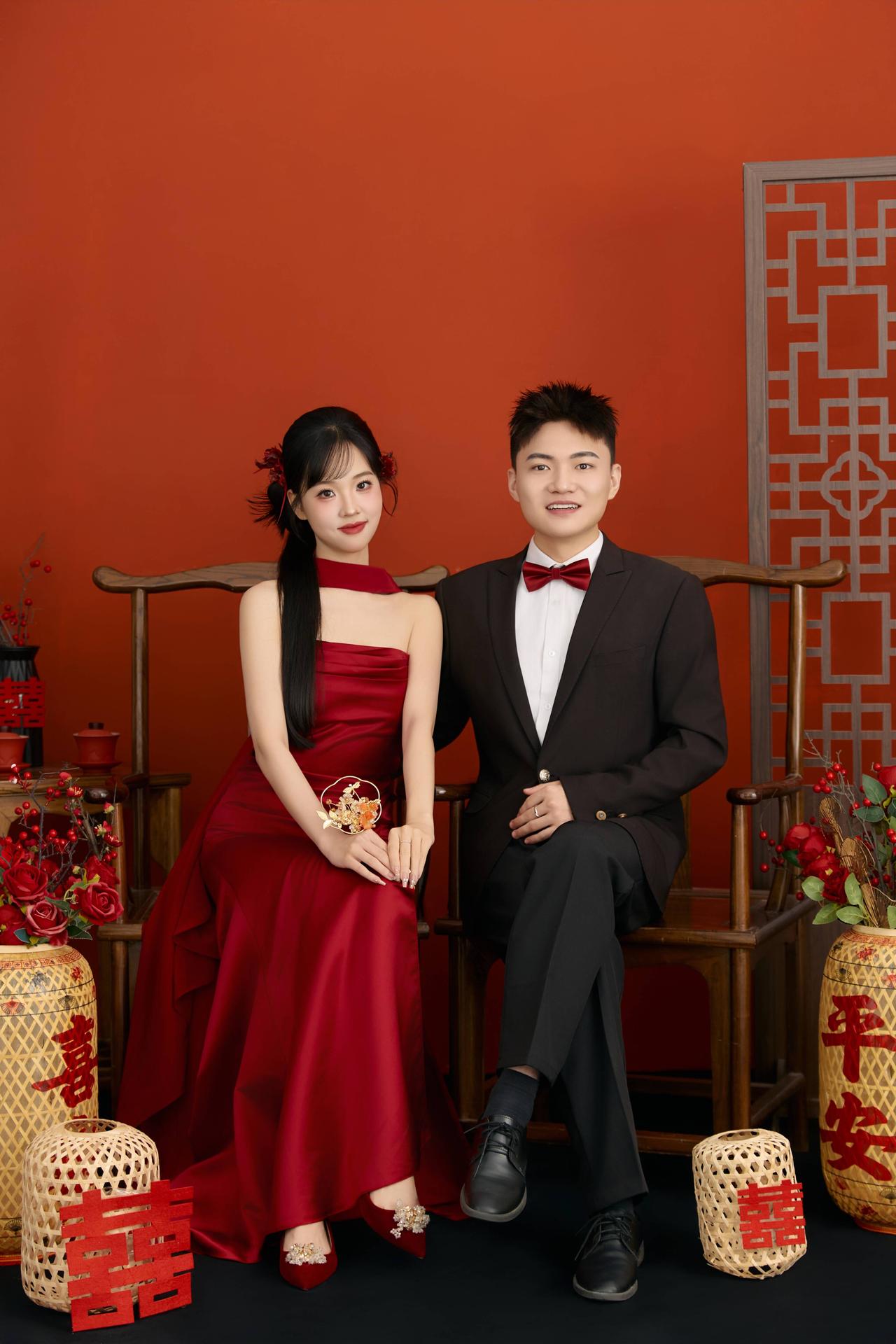 红妆对拜，一眼万年。❤️🎎 这组情侣红色中式写真，把东方婚嫁的浪漫刻进了骨子里