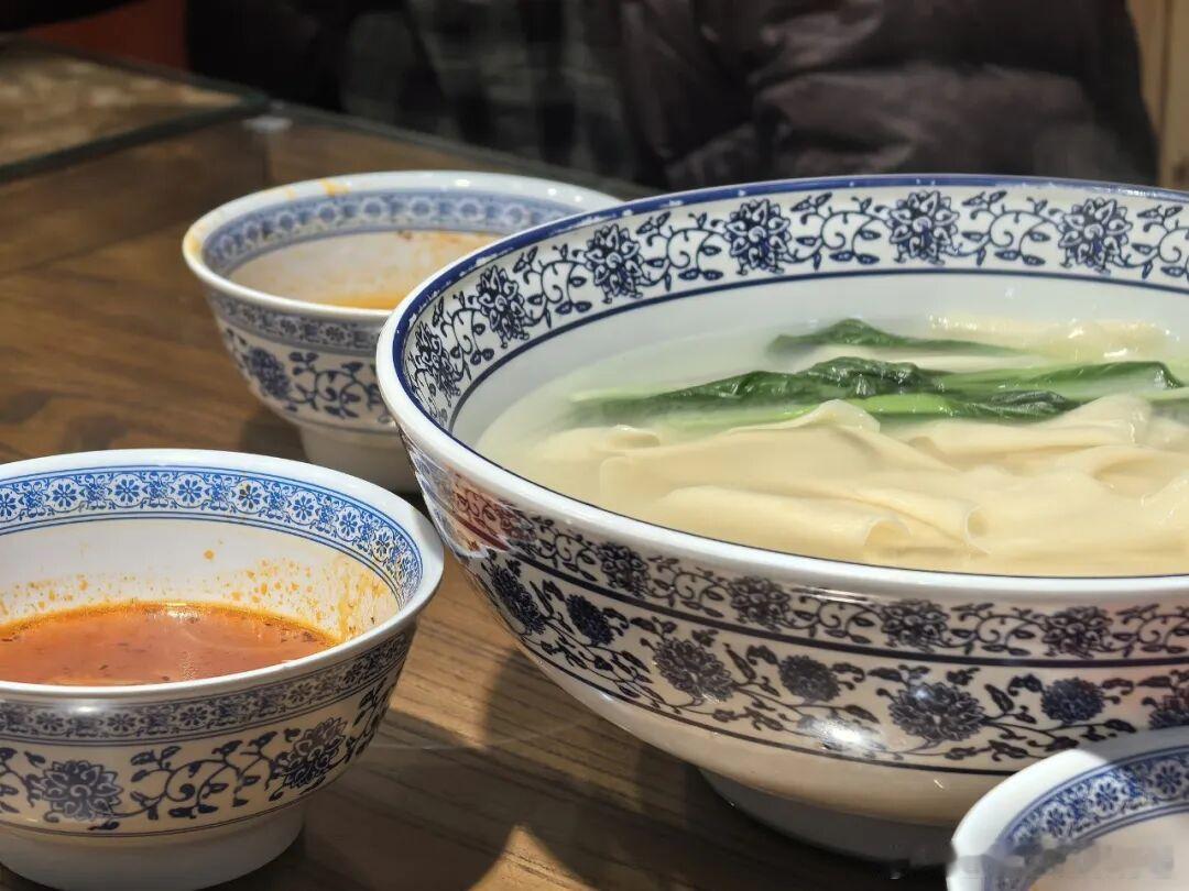同样一碗面条，各地风味各有千秋，陕西绝对是吃面大省。依托关中优质小麦，从关中油泼