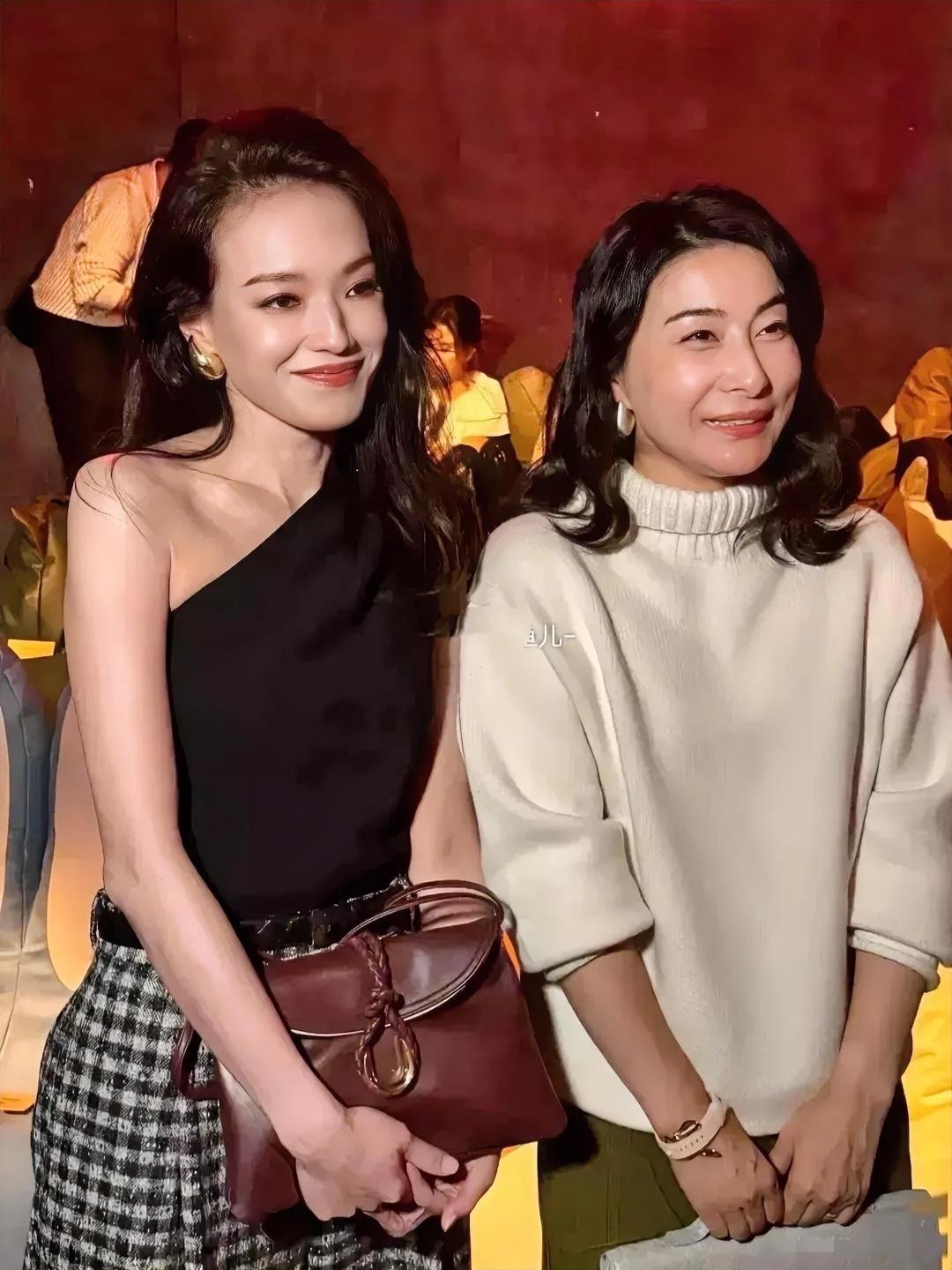 郭晶晶的美，可不是瞎吹的，

你看她旁边那位，娱乐圈里数一数二的美女呢，

但郭