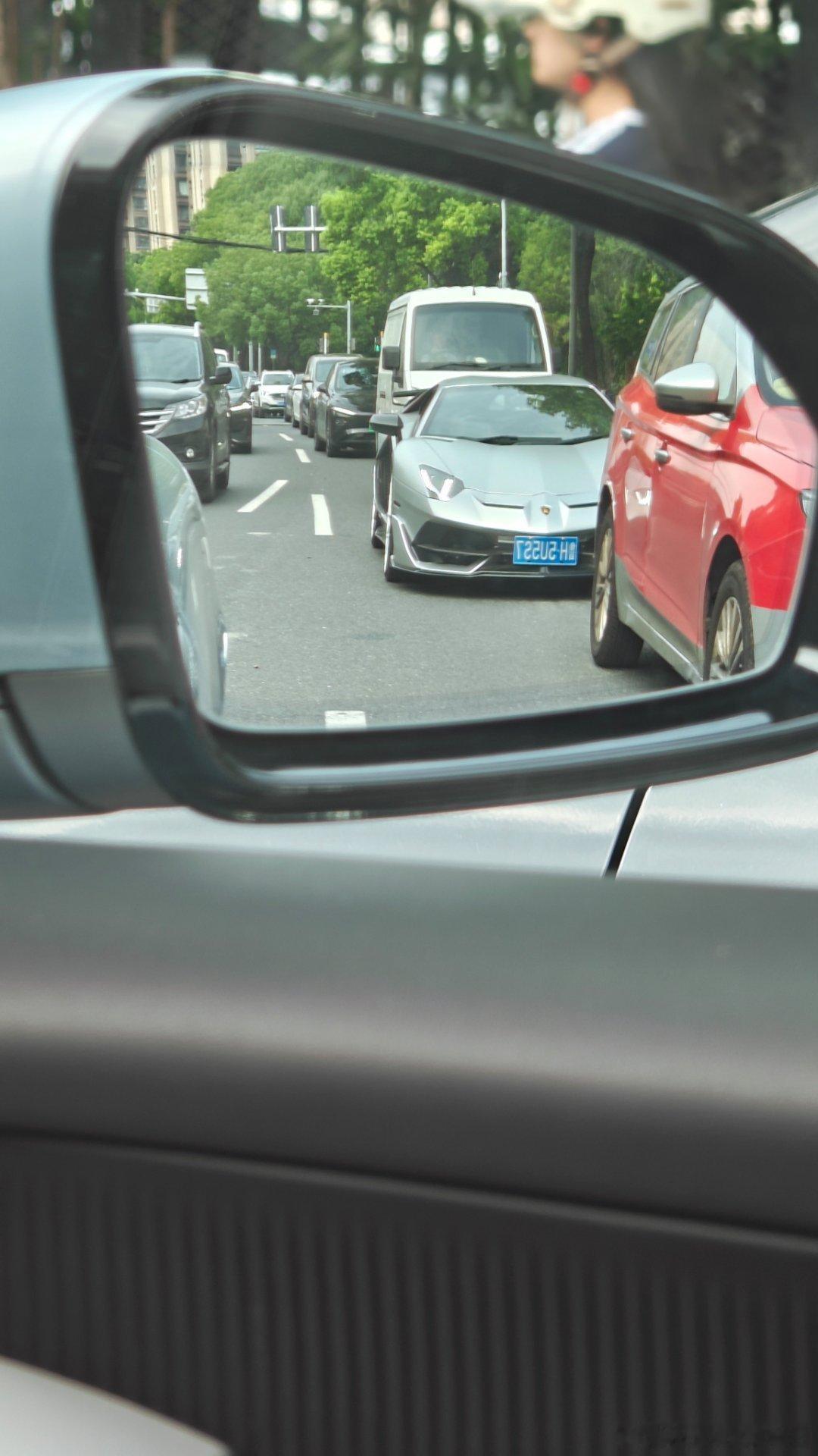 大马力跑车经过的时候总会引起地面的共振感觉像是高铁来了堵车 ​​​
