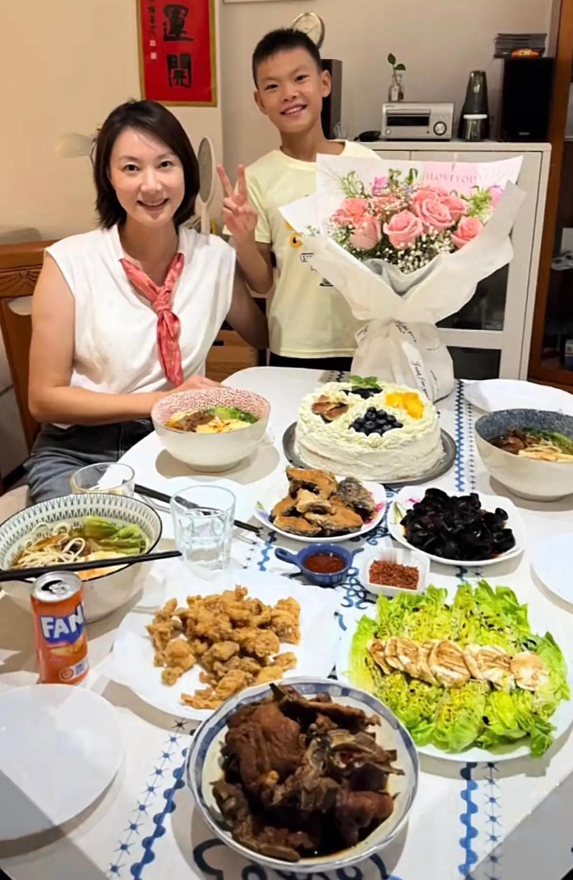 谢杏芳在西班牙别墅内过45岁生日，
林丹专门订了蛋糕和鲜花，一家三口非常的幸福，