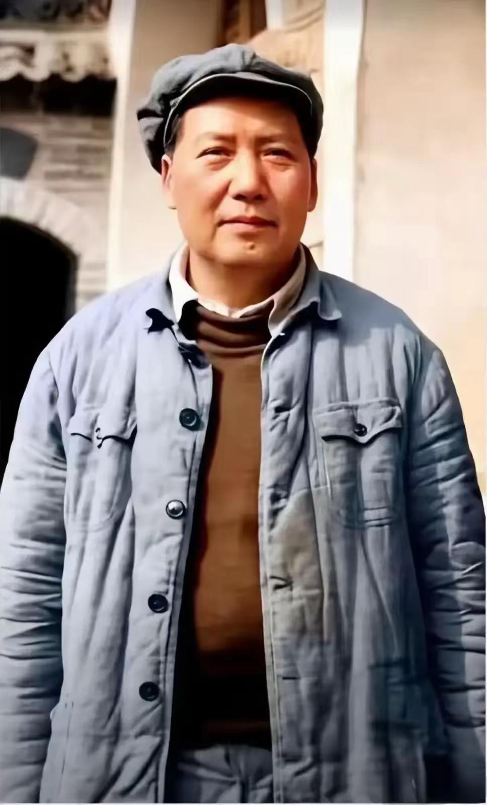 主席穿着旧棉袄，
高大魁梧的身躯依然伟岸！