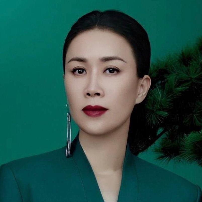 歌手，那英，小时候住姥姥家，沈阳农村，邻居大妈说，她可淘气了，姥姥家养了几头猪，