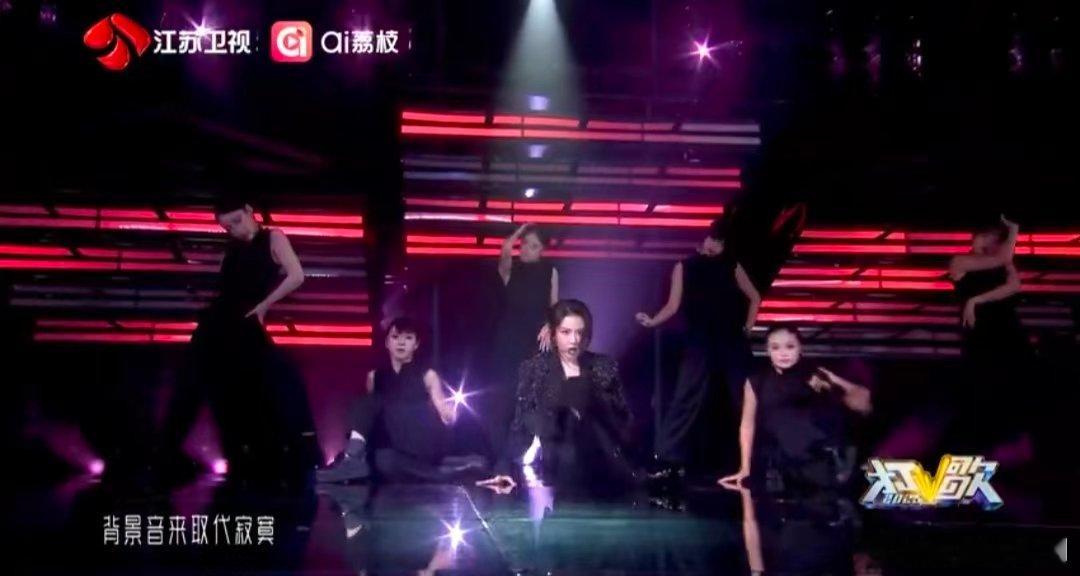喻言打歌舞台打歌2025 看喻言《Maroon Night》打歌舞台，就像陷入一