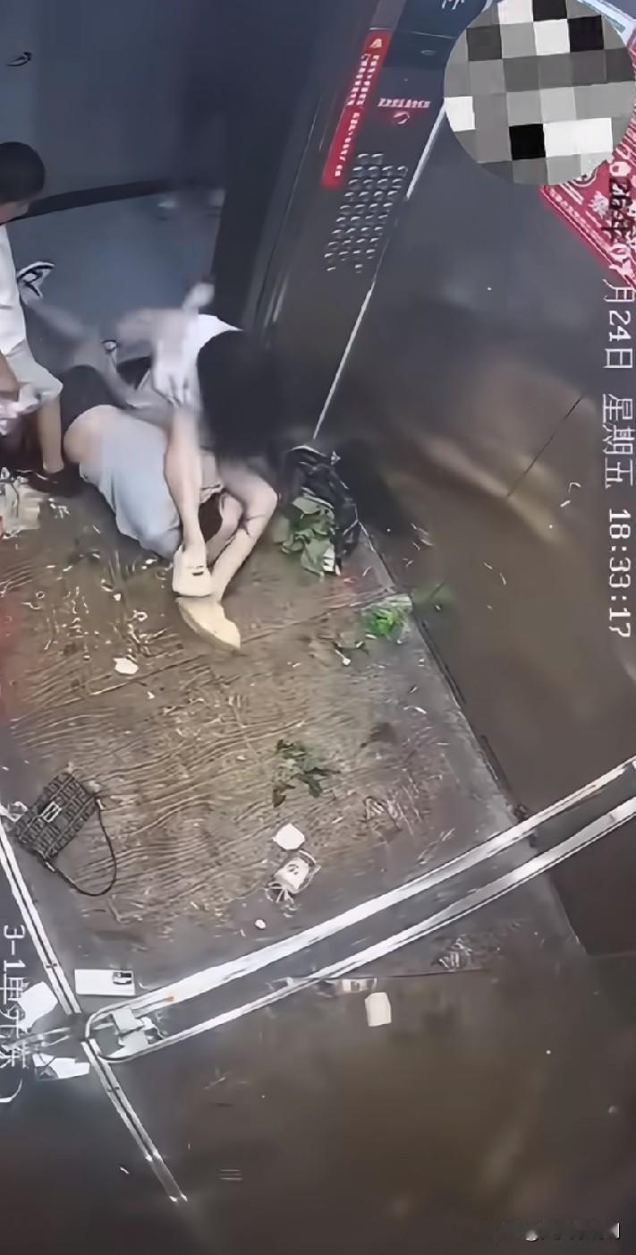 “言传身教”四个字在这位宝妈面前得极其讽刺。宝妈挡住电梯，被催了一句，不仅不道歉