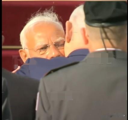 内塔尼亚胡和莫迪在机场吻别。
      当地时间2月26日，印度总理莫迪结束了