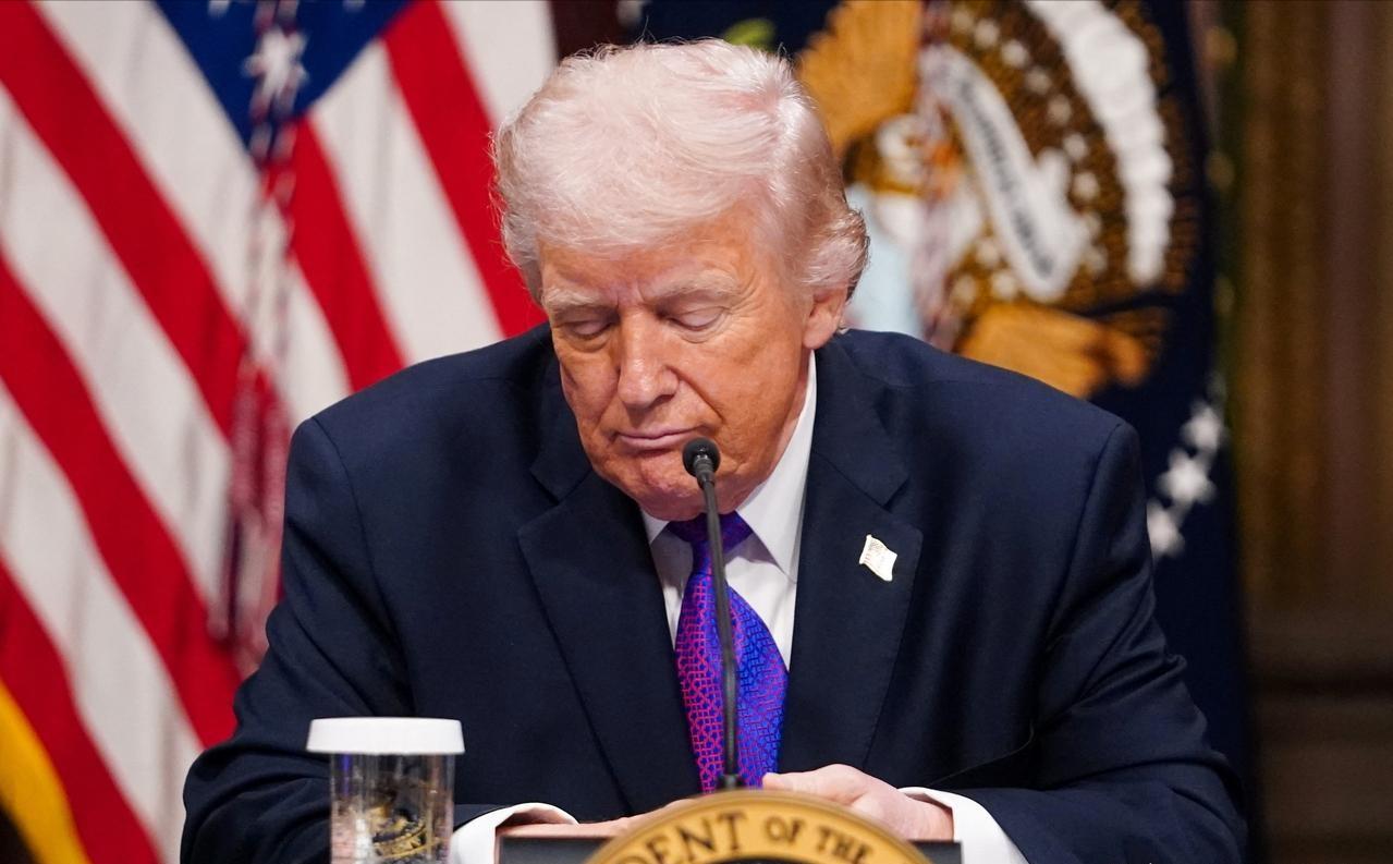 3月5日，特朗普“颜面扫地”，他刚宣布美国将为油轮护航，结果伊朗一发导弹，直接击