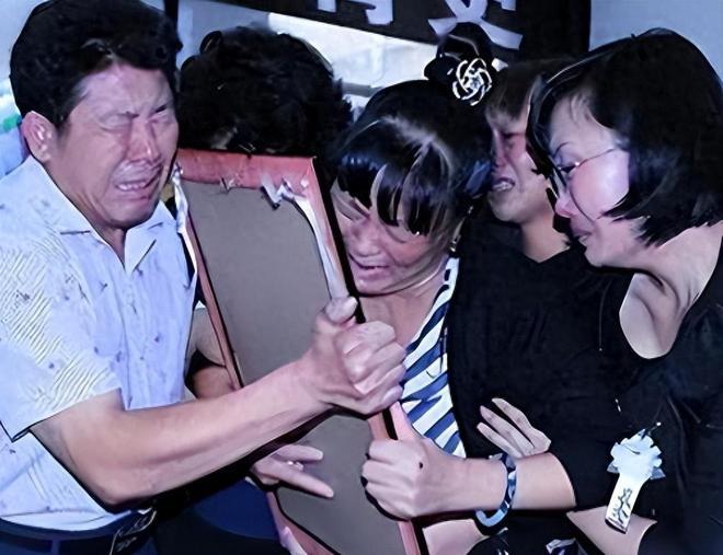 2020年杜少平进入死刑执行车，连扎两针药剂，8分钟结束罪恶一生。



 
2