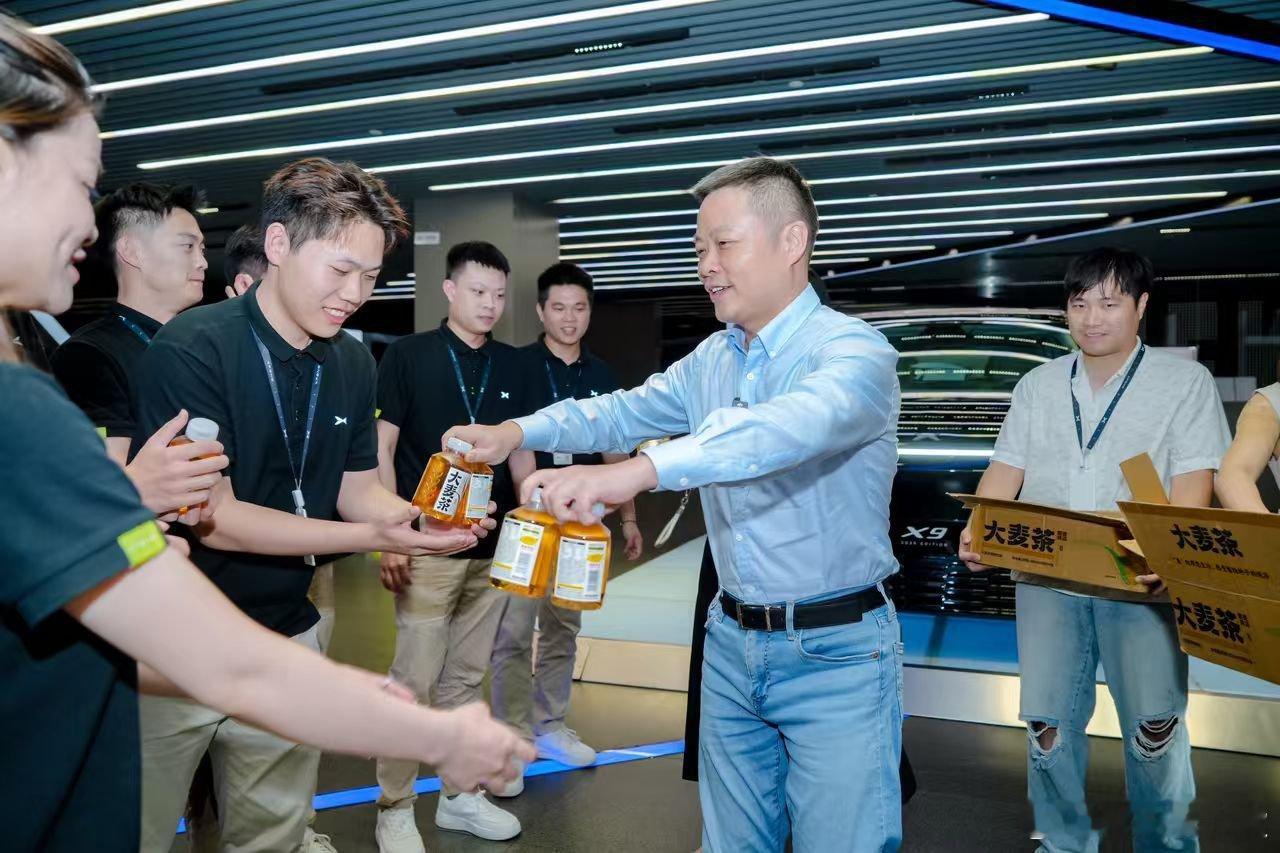 何小鹏深夜探班P7用户试驾送大麦茶全新小鹏P7首日试驾就爆火，何小鹏深夜探班试驾