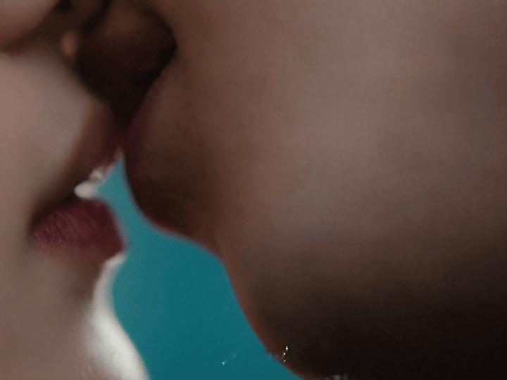 冬至吻戏好瓷实       网剧冬至 黄景瑜太会亲了[泪][泪]就爱看这种 多拍