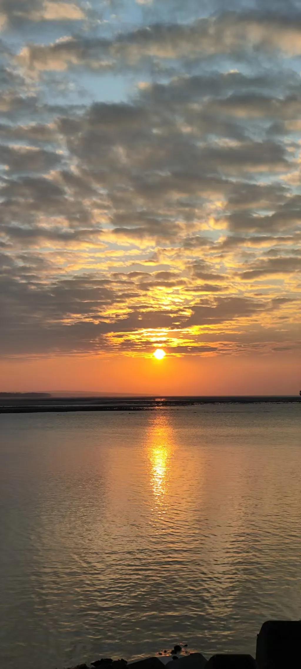 夕阳照水，波光粼粼。