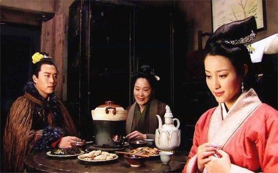 《水浒传》里王婆告诉西门庆，要想勾搭潘金莲，必须要有五个硬件——潘驴邓小闲！
王