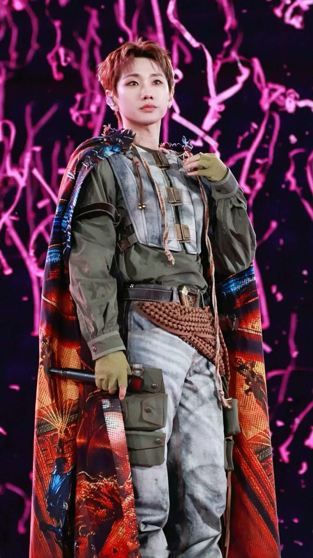 福塔被汪苏泷宠成啥样了汪苏泷演唱会的福塔是什么神仙待遇！他全程牵着福塔的手，带着