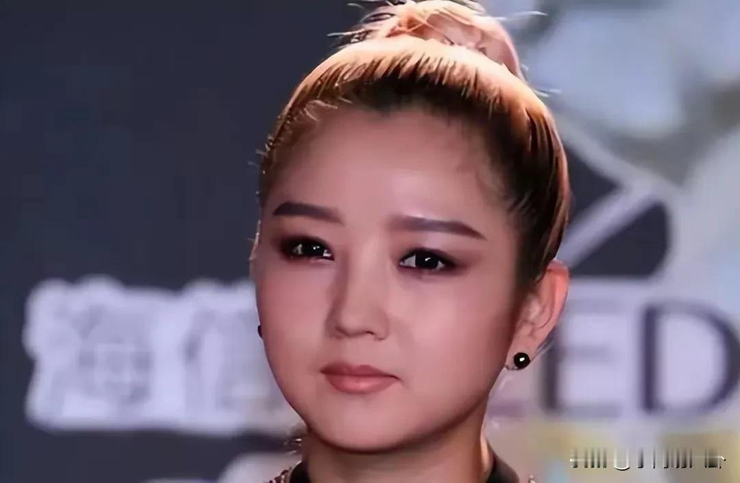 一直有一个疑问，同为超女，为什么李宇春这么多年来一直那么火，而何洁的热度却远远不