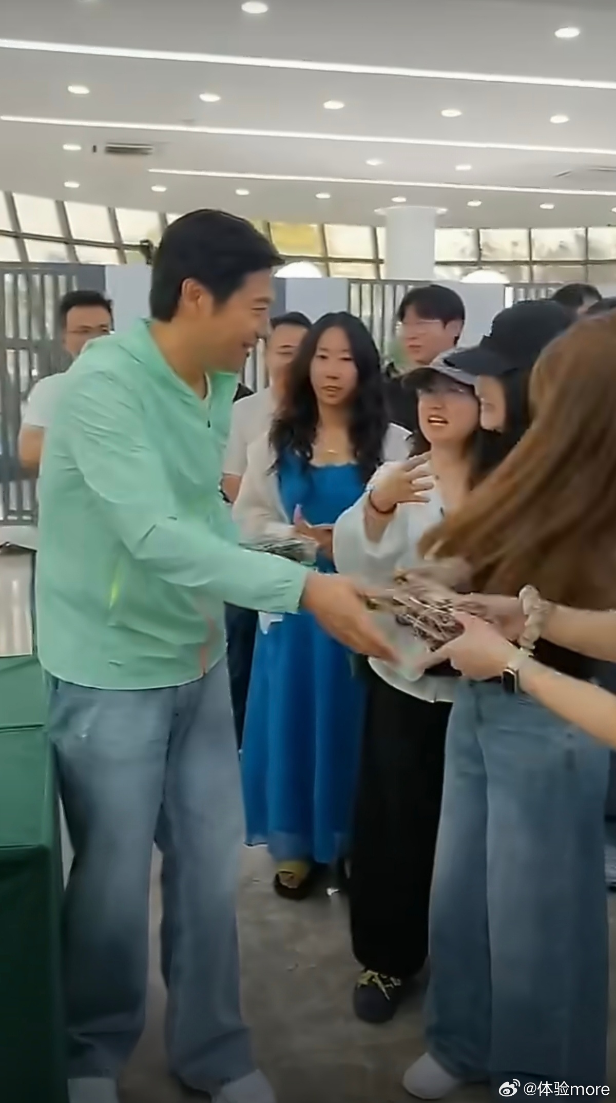 雷军盐城送车厘子车厘子能买到但能吃到雷总亲手递过来的车厘子，这机会可不常有。毕竟