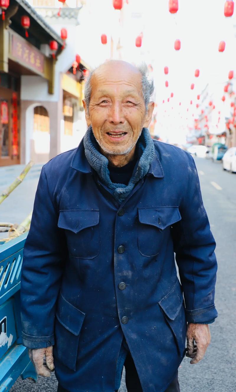 成都大爷深夜“奇葩行动”：一根红薯变“难题”，他哭笑不得的求救故事！


话说，