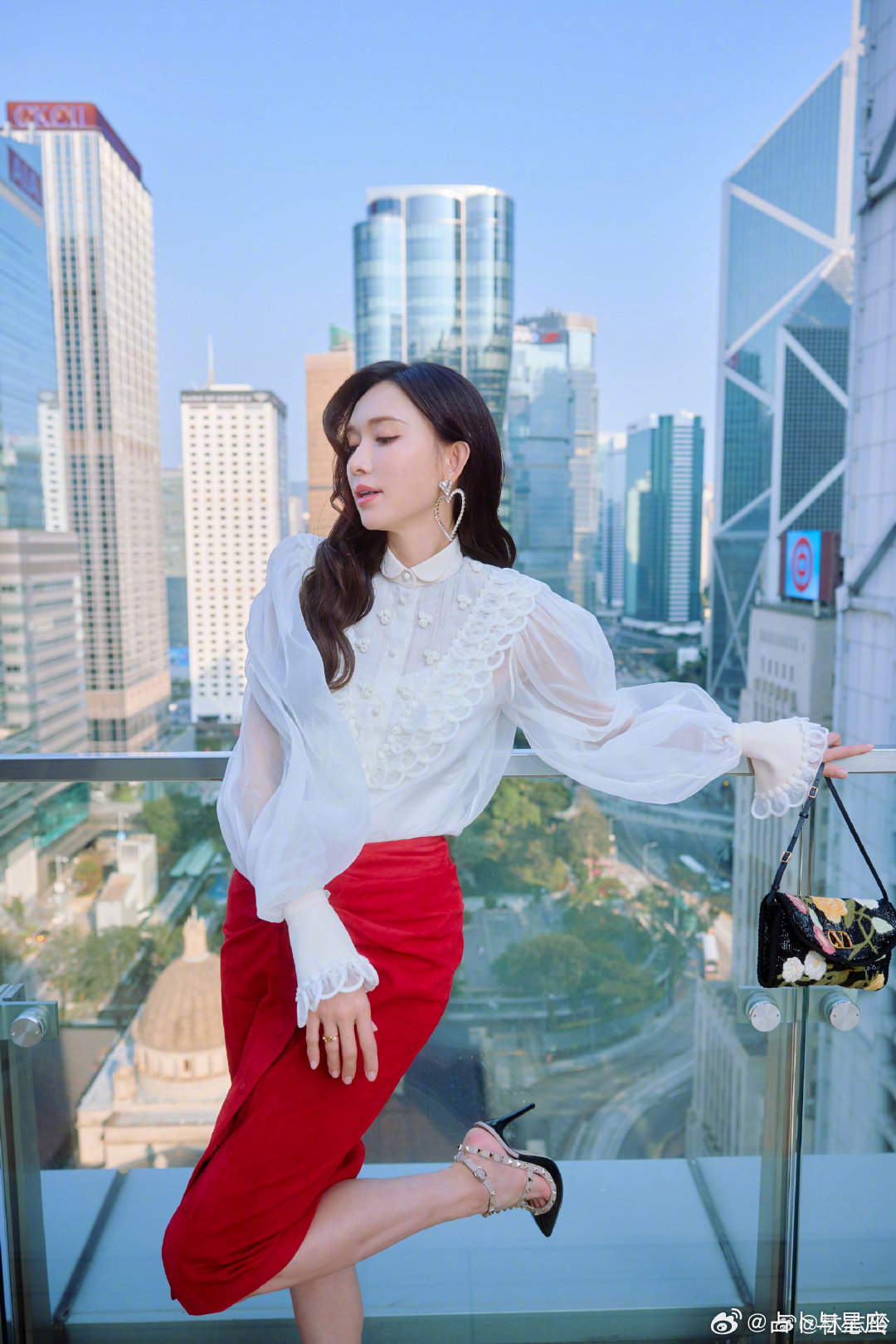 林志玲欢迎回家林志玲迪士尼语音重现 谁懂啊！雪莉玫站在她旁边乖乖的样子，和她一起