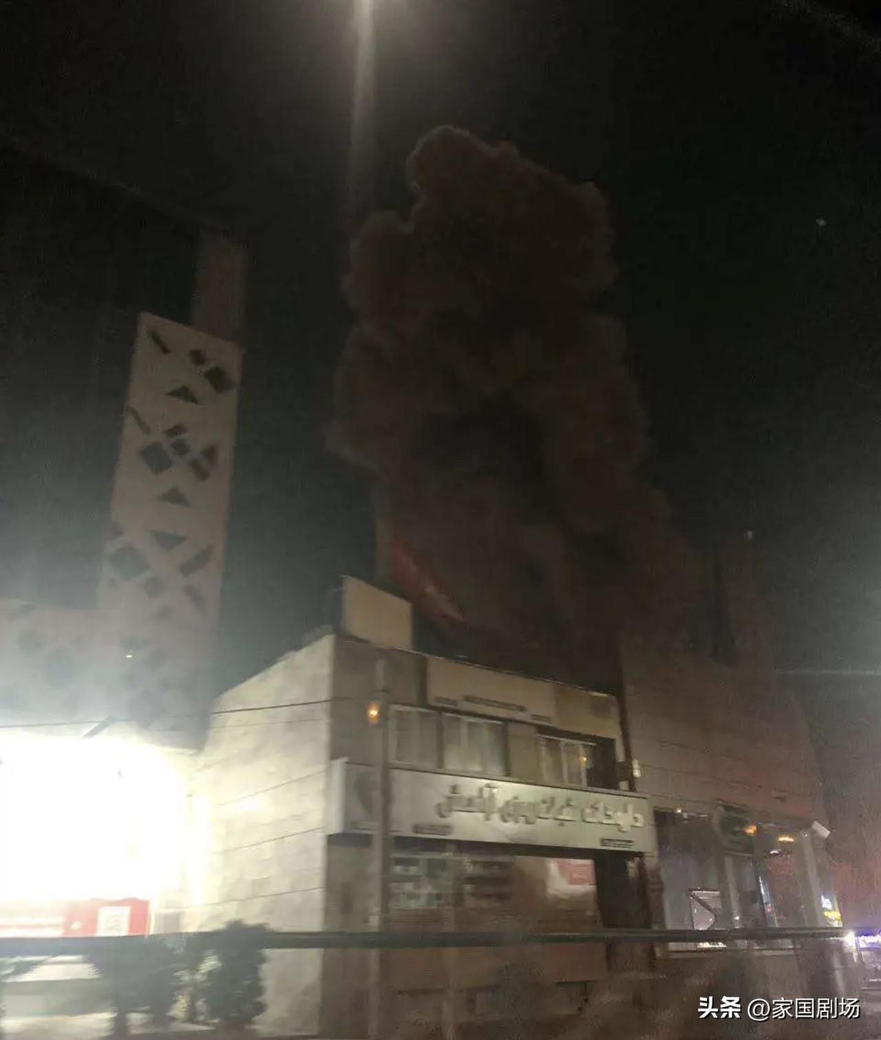 伊朗国家电视台附近区域遭袭，现场浓烟滚滚
       当地时间3月3日凌晨，伊