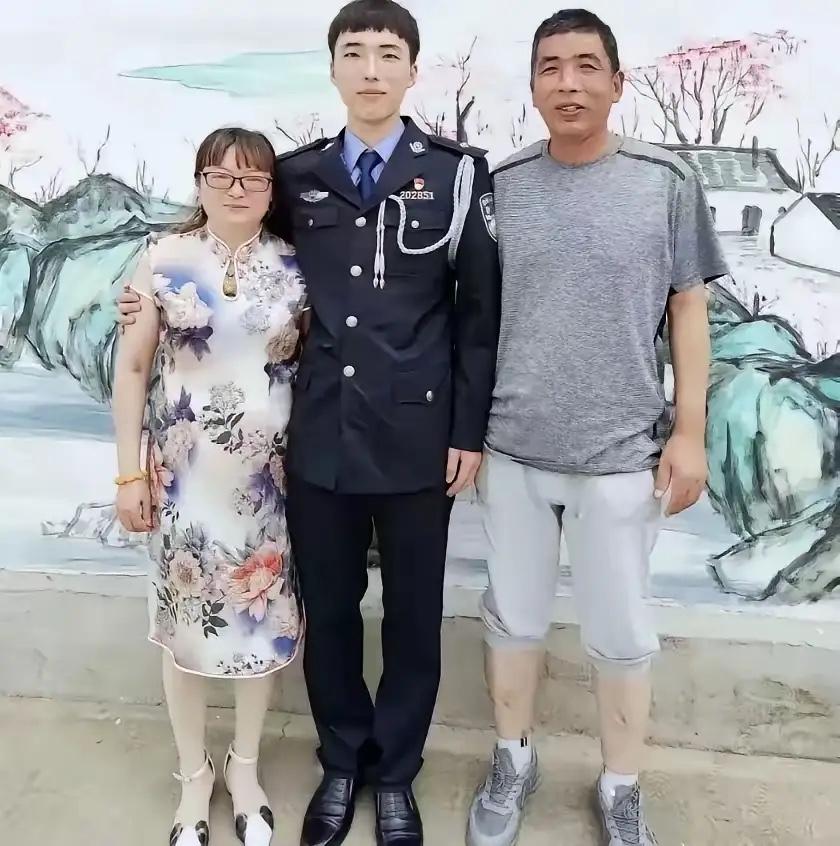 江苏一女子，儿子因公牺牲，她伤心欲绝，每天以泪洗面，2022年一天，她在商场，突