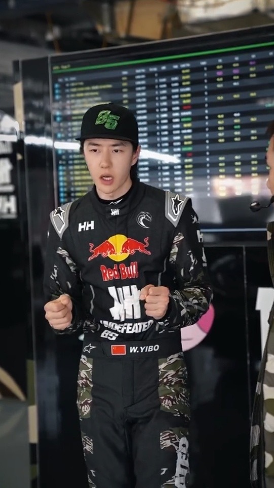 王一博蓄力正赛引擎轰鸣，热血就位！王一博以85号职业赛车手身份，全力备战2026